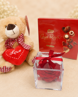 Suaces rosa eterna con oso y chocolates